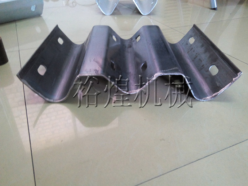 高速公路三波護(hù)欄板生產(chǎn)線價格 高速公路三波護(hù)欄板生產(chǎn)線價格
